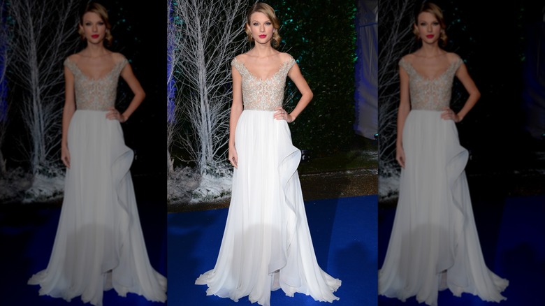 Taylor Swift poserar med en hand på höften på 2013 Winter Whites Gala