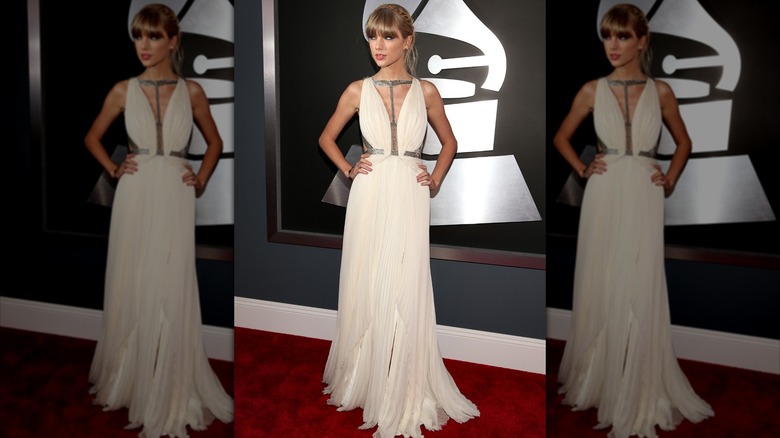 Taylor Swift poserar med händerna på höfterna vid 2013 års Grammy Awards