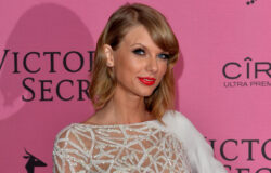 Taylor Swifts bästa ögonblick för vita klänningar (hittills)