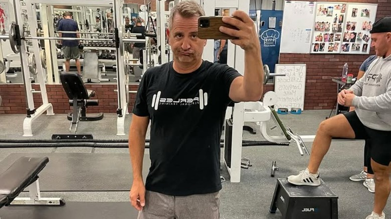 Jim Sears tar en selfie på gymmet