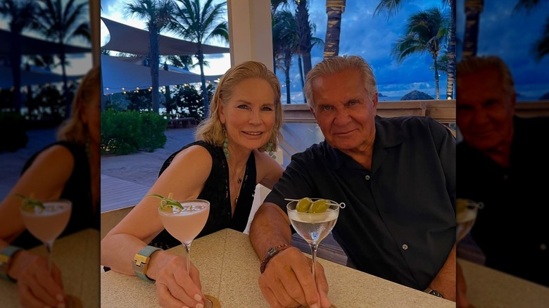 Andrew Ordon och hans fru delar en drink
