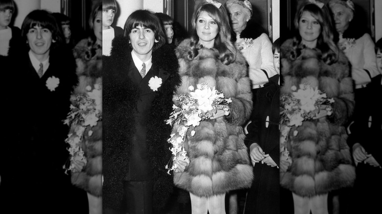 Pattie Boyd bär kjol, kappa och långa strumpor på en bänk