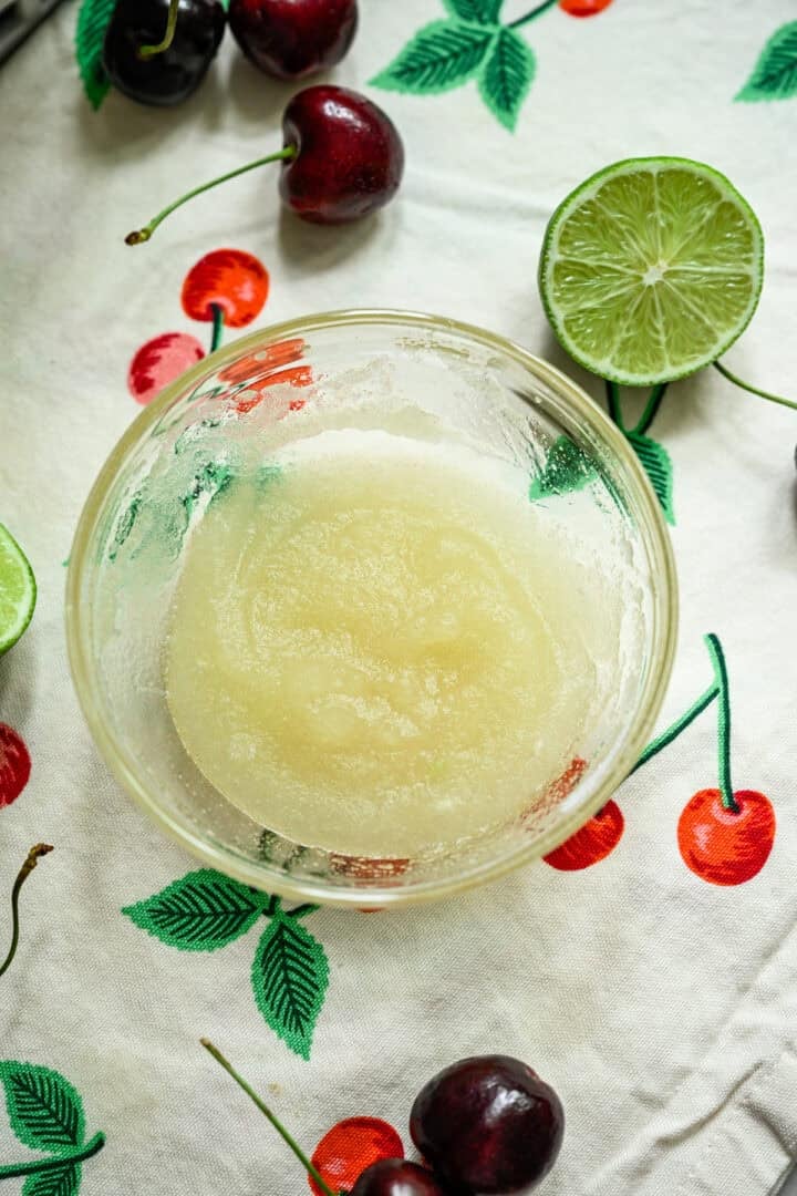 Gelatin blandas med lime efter stelning.