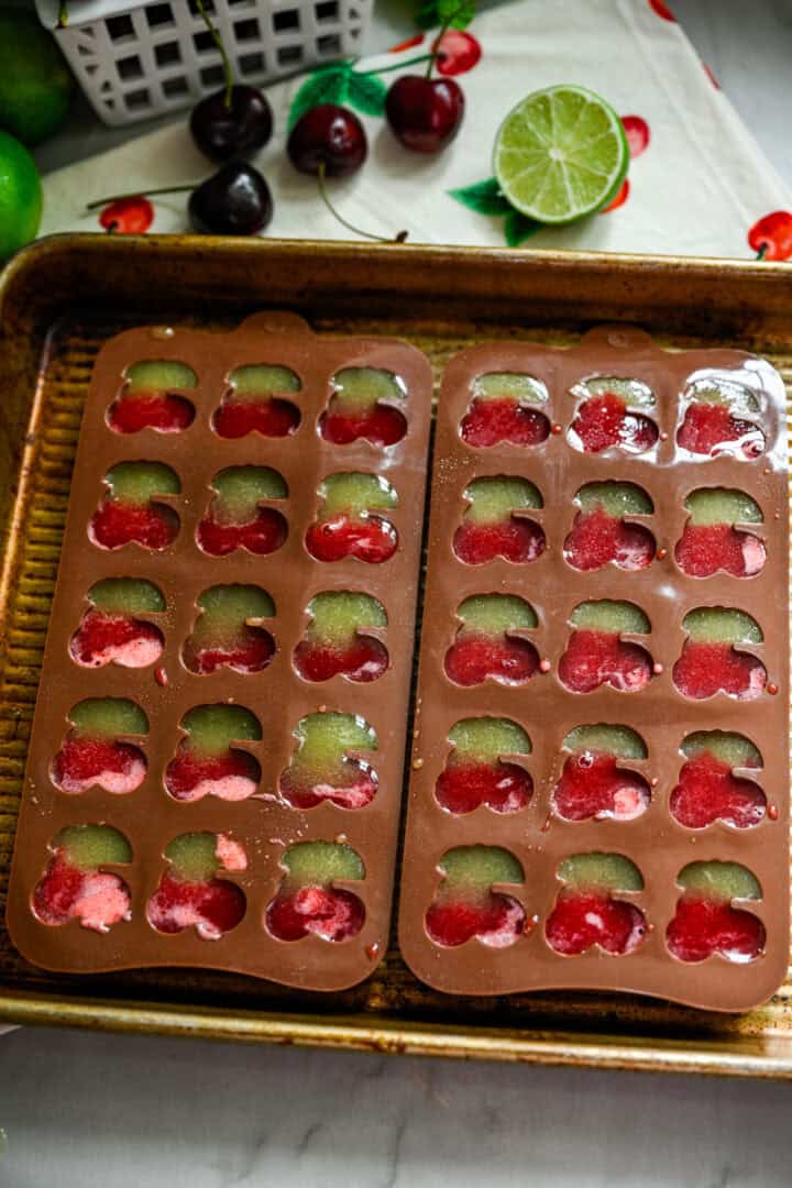 Ovanifrån av körsbärsgummi i formar.