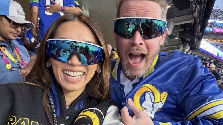 Brenda Song och Macaulay Culkin bär matchande Oakley Meta-solglasögon vid Super Bowl 2026
