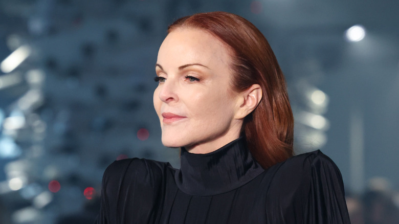 Marcia Cross bär en svart klänning på Vetements höst/vinter modevisning 2024
