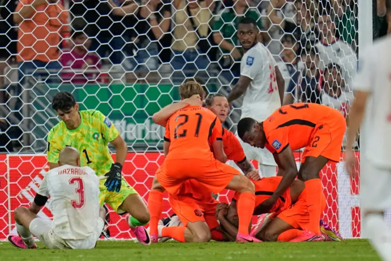 Nederländernas Cody Gakpo, knästående, gratuleras av lagkamrater efter att ha gjort sitt lags första mål under fotbollsmatchen för åttondelsfinalen mellan Nederländerna och Marocko i Guadalupe, nära Monterrey, Mexiko, måndagen den 29 juni 2026. (AP Photo/Ricardo Mazalan)