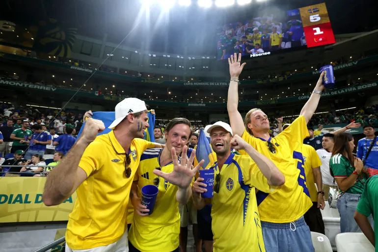 Sveriges fans firar efter att deras lag vann fotbollsmatchen i fotbolls-VM 2026 mellan Sverige och Tunisien på Monterrey Stadium i Guadalupe den 14 juni 2026. (Foto av Julio Cesar AGUILAR / AFP)