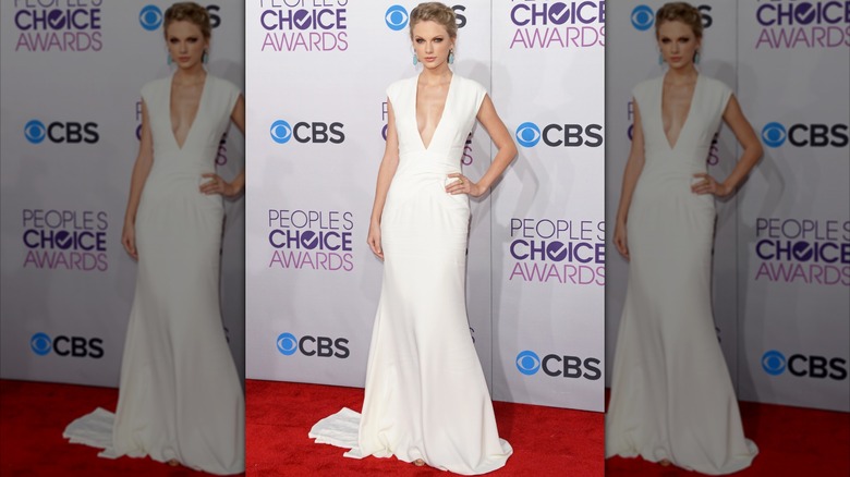 Taylor Swift poserar på People's Choice Awards 2013