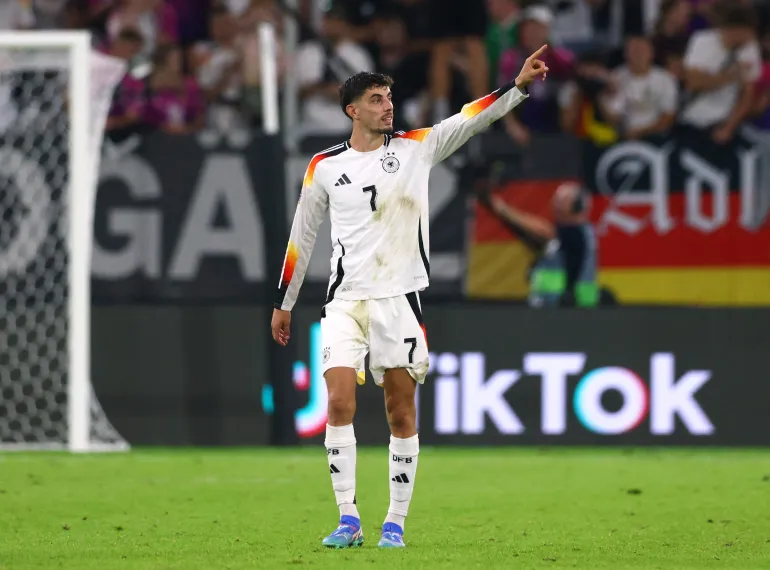 Kai Havertz höjer armen för att fira