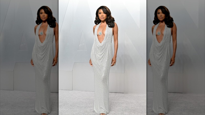 Gabrielle Union i en klänning i lågt skuren silver