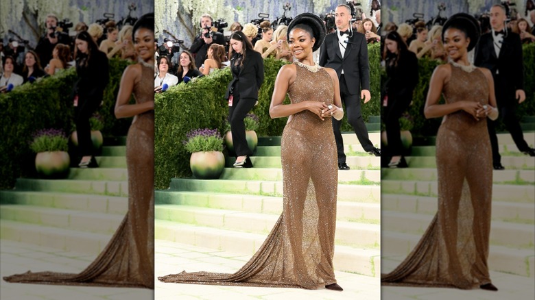 Gabrielle Union ler i en brun glittrande klänning