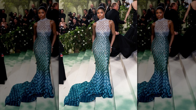 Gabrielle Union poserar i en klänning i sjöjungfrustil på Met Gala