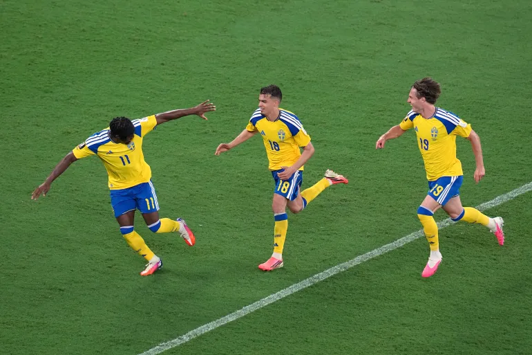 Sveriges Yasin Ayari (18) firar tillsammans med Anthony Elanga (11) och Mattias Svanberg (19) efter att ha gjort sitt femte mål under fotbollsmatchen i grupp F mellan Sverige och Tunisien i Guadalupe, nära Monterrey, Mexiko, söndagen den 14 juni 2026. (AP Photo/Dolores Ochoa)
