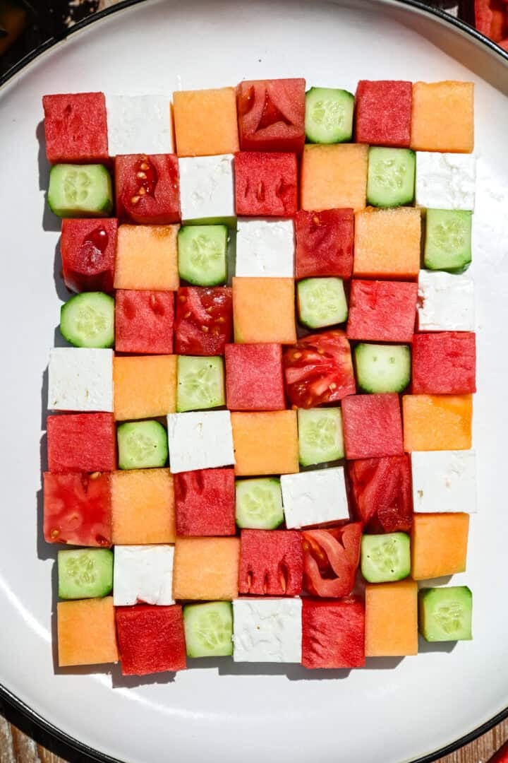 ovanifrån av vattenmelon schackbrädesallad med rutor av melon, gurka, tomat och fetaost.
