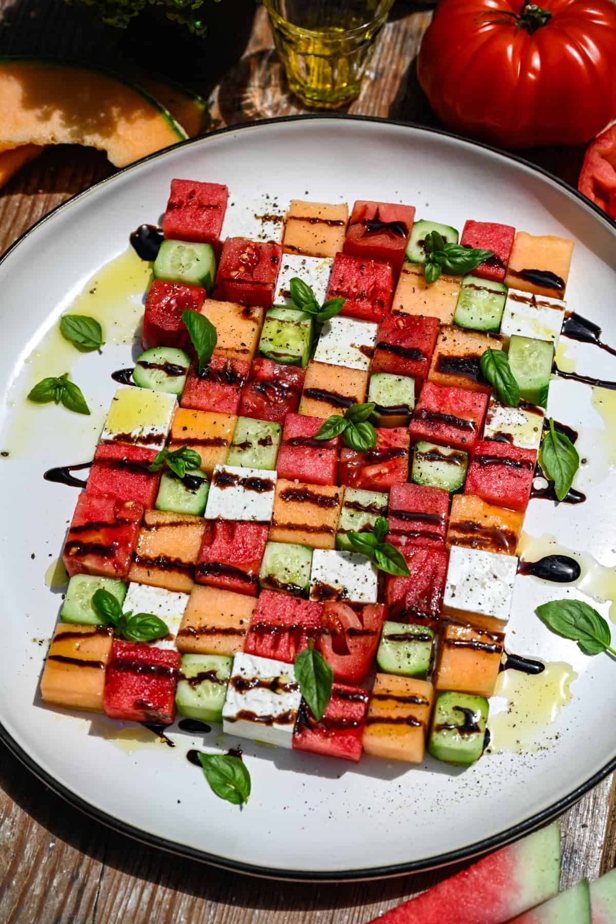 ovanifrån av vattenmelon schackbrädesallad med rutor av melon, gurka, tomat och fetaost.