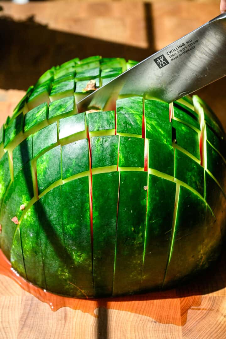 Skär hälften av en vattenmelon i 1 tums fyrkantiga stavar.