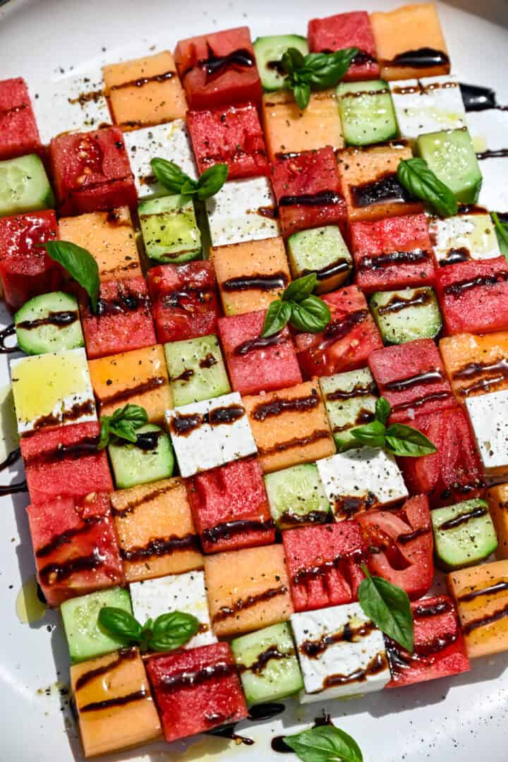 ovanifrån av vattenmelon schackbrädesallad med rutor av melon, gurka, tomat och fetaost.