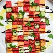 ovanifrån av vattenmelon schackbrädesallad med rutor av melon, gurka, tomat och fetaost.