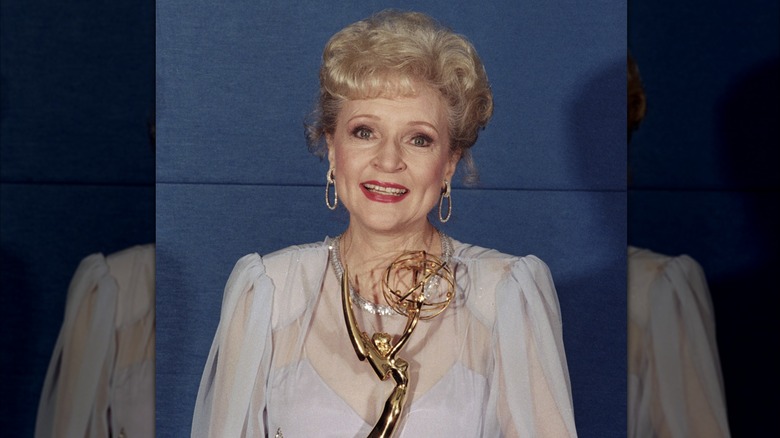 Emmy-vinnaren Betty White backstage vid Emmy Awards Show den 21 september 1986 i Pasadena, Kalifornien