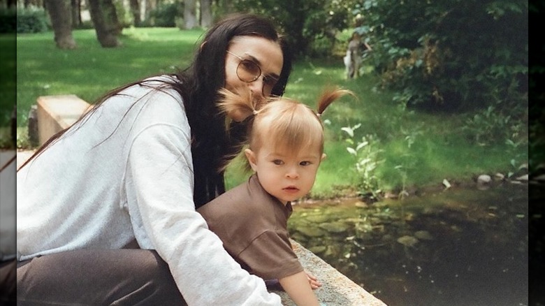 Demi Moore poserar med sitt barnbarn Louetta