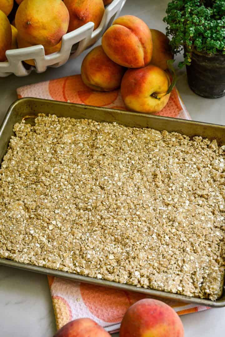 Ovanifrån av peach crisp inskjuten i en kantad bakplåt.