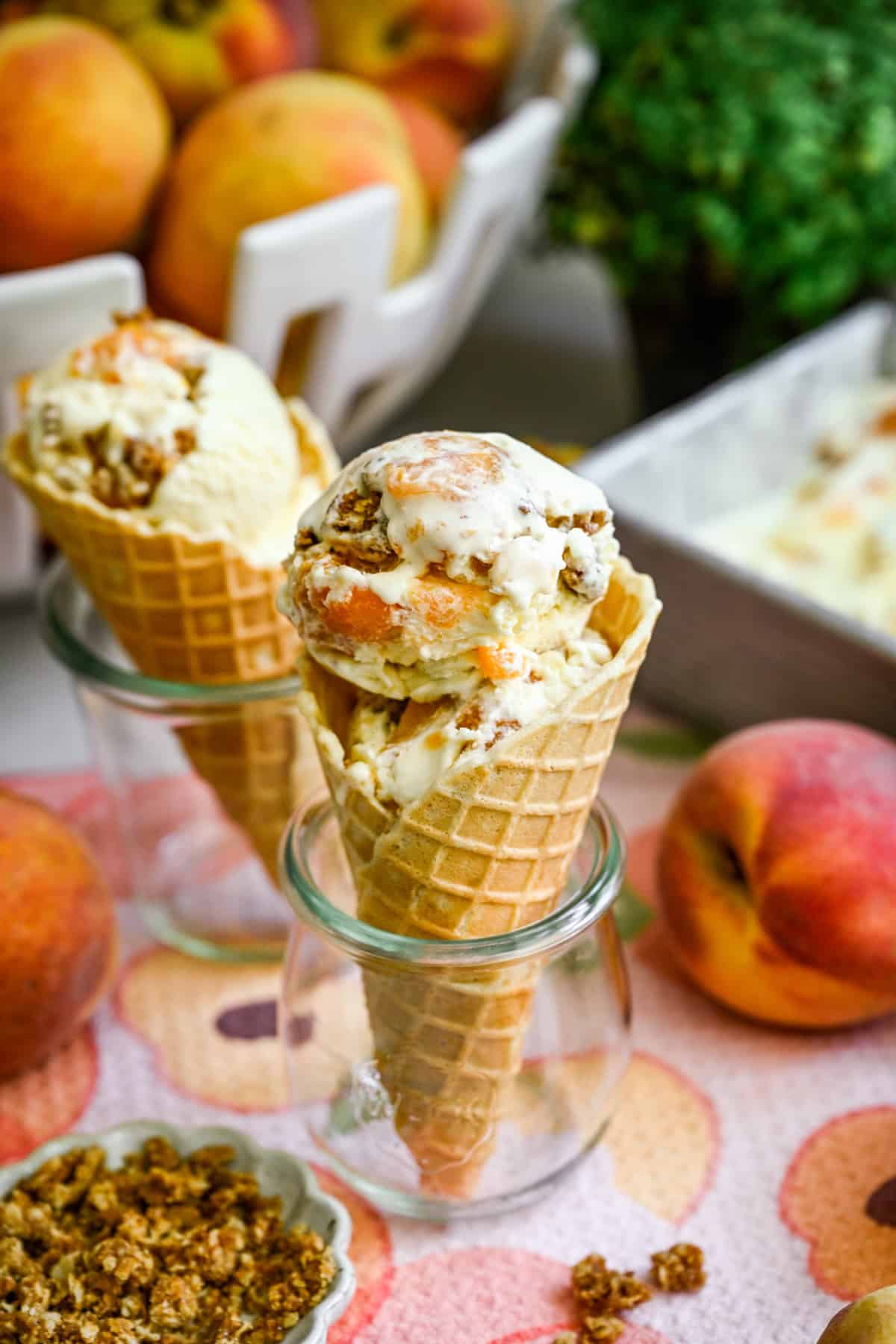 Framifrån av peach crisp glass i glassstrutar.