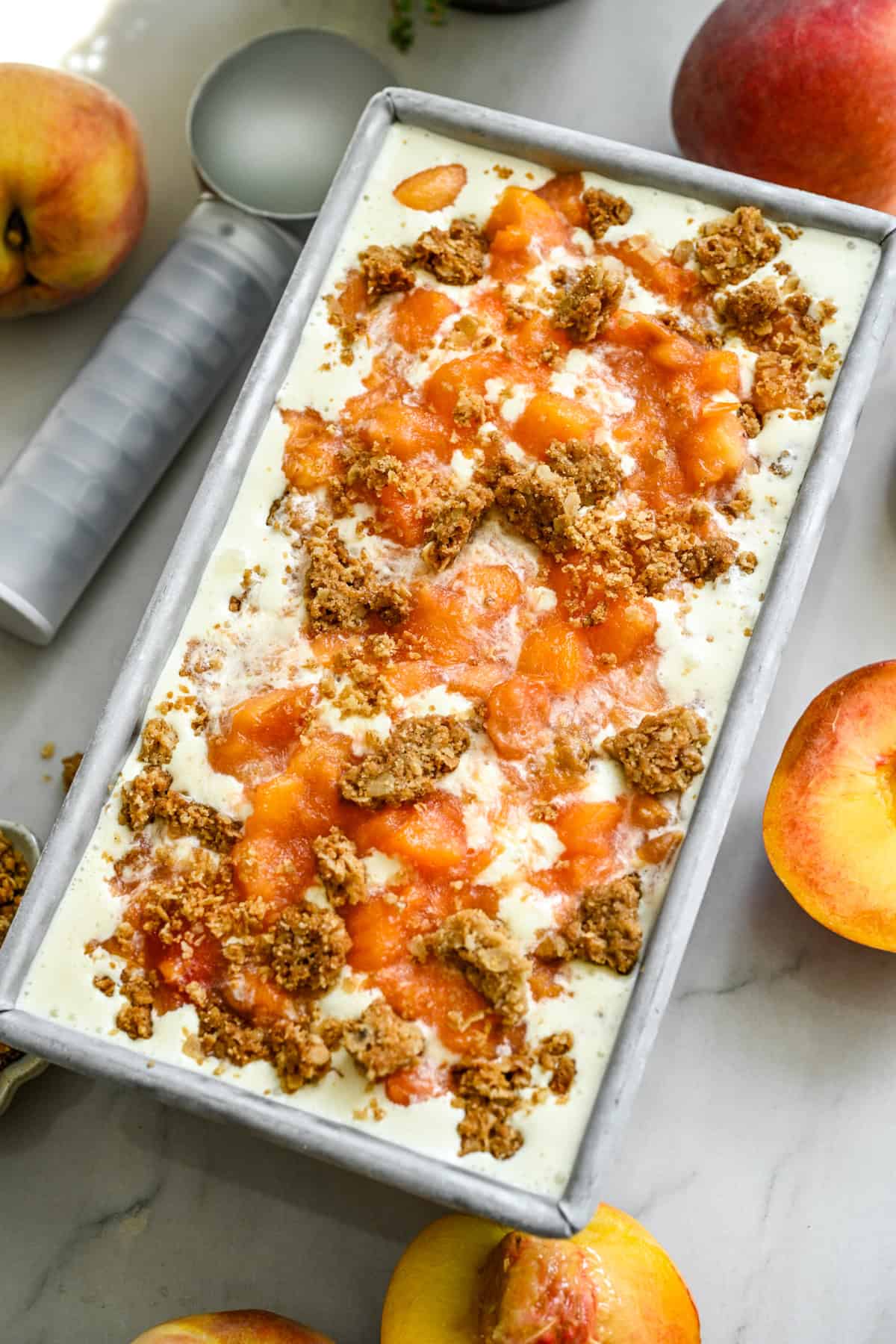 Ovanifrån av peach crisp glass.