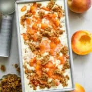 Ovanifrån av peach crisp glass.