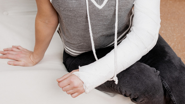 Närbild av kvinnans arm i gips