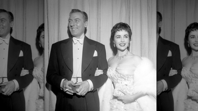 Elizabeth Taylor går på Oscarsgalan med sin andra make skådespelaren Michael Wilding den 25 mars 1954 i Los Angeles