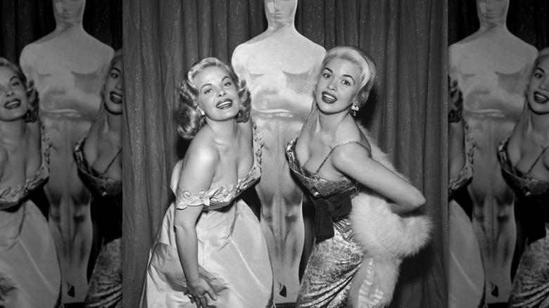 Cleo Moore och Jayne Mansfield vid Oscarsgalan 1956