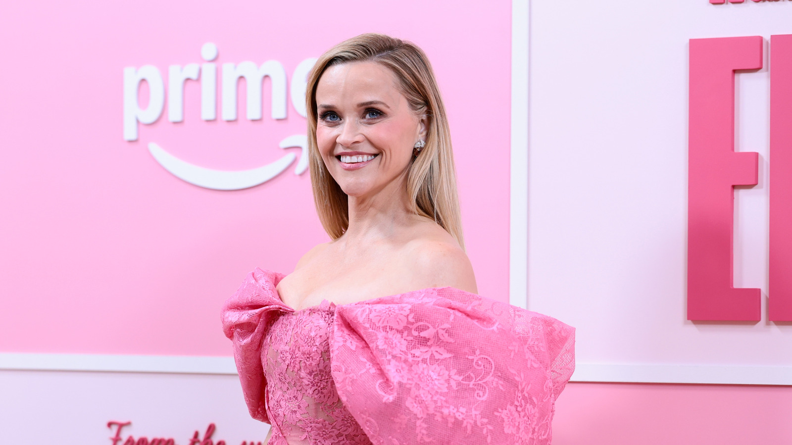 Reese Witherspoons stämning förändras totalt när hon byter ut sitt ikoniska blonda hår mot brunett