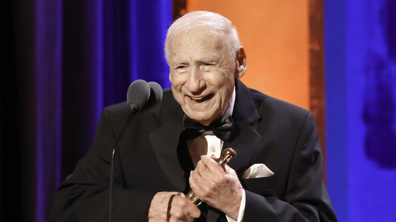 Mel Brooks skrattar