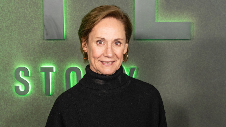 Laurie Metcalf ler på en röd matta