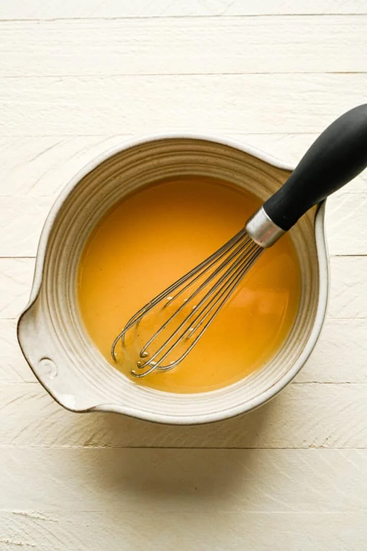 dressing vispad ihop i en skål med visp.