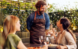 4 hygieniska No-Nos restaurangkunder gör sig skyldiga till under de första 10 minuterna