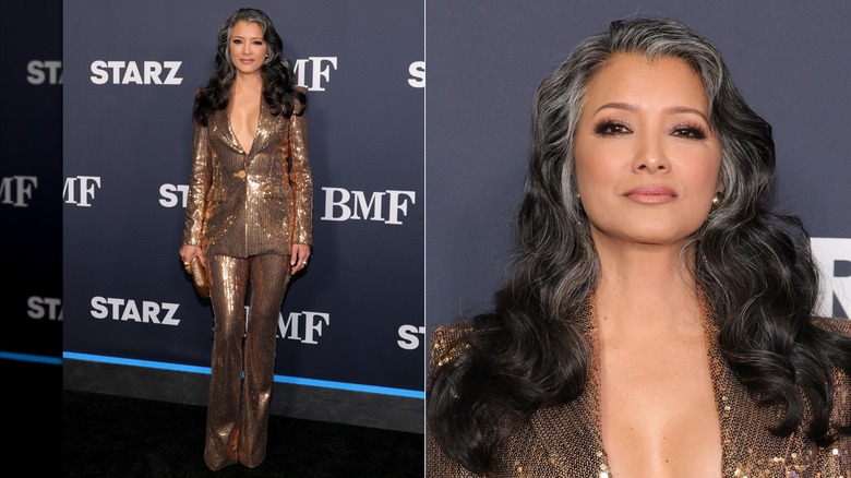 Delad bild av Kelly Hu iklädd en kombination av byxor och jacka med guld-paljetter vid premiären av 
