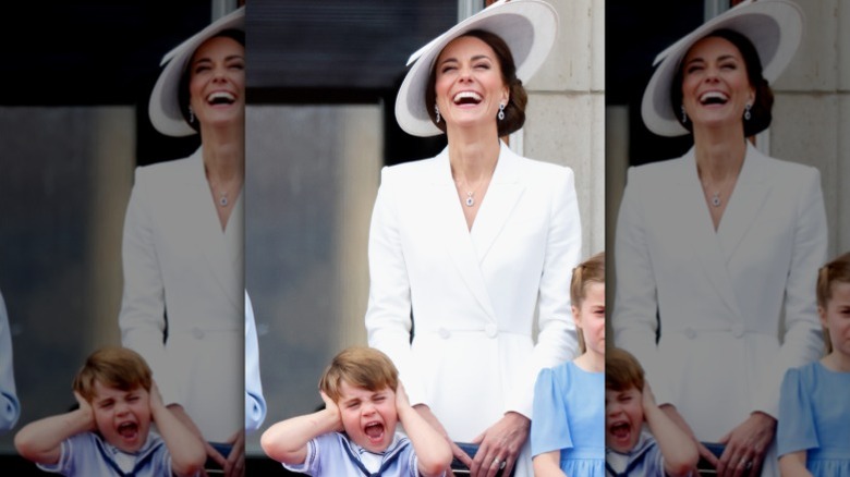 Prins Louis håller för öronen när mamma Kate Middleton skrattar bakom honom