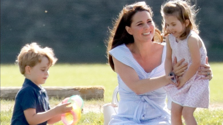 Kate Middleton med prins George och prinsessan Charlotte på en poloturnering