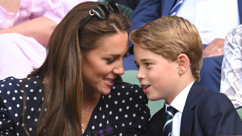 Kate Middleton och prins George har ett nära samtal i den kungliga rutan på Wimbledon