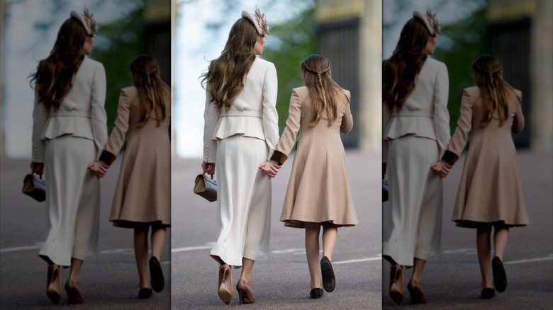 Kate Middleton och prinsessan Charlotte håller varandra i hand efter gudstjänsten på påsksöndagen i Windsor