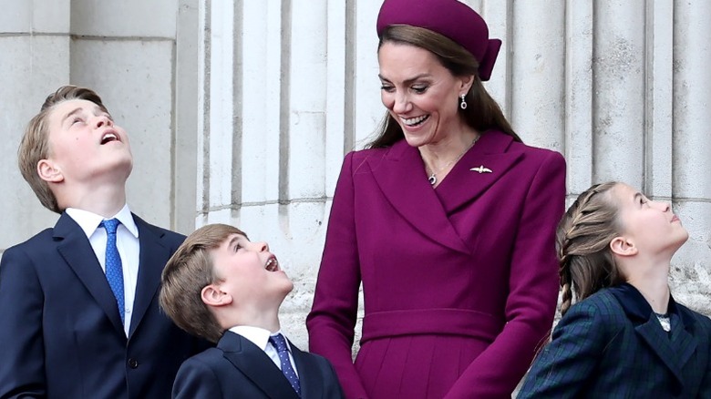 Kate Middleton med Louis, George och Charlotte utanför Buckingham Palace