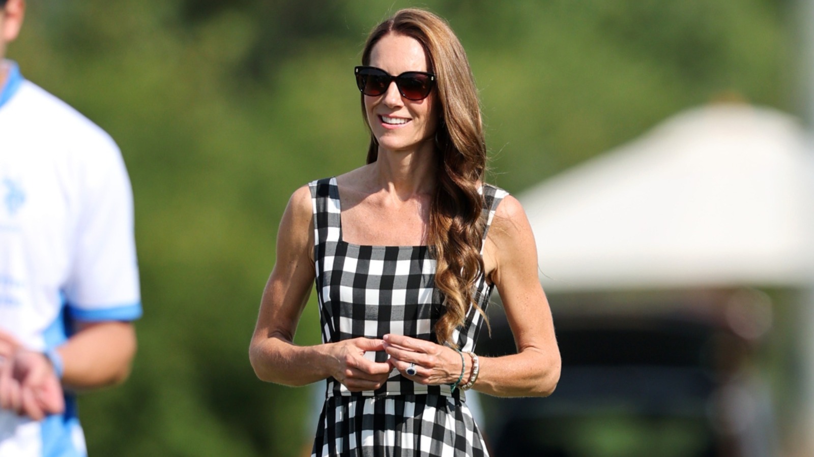 Kate Middleton stoltserar med sin sommarstil i flirtig Gingham-klänning vid 2026 välgörenhetspikématch