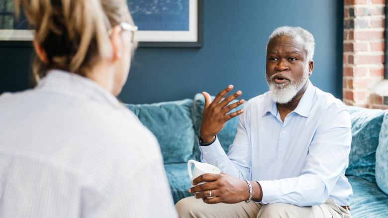 senior manlig patient i en samtalsterapisession