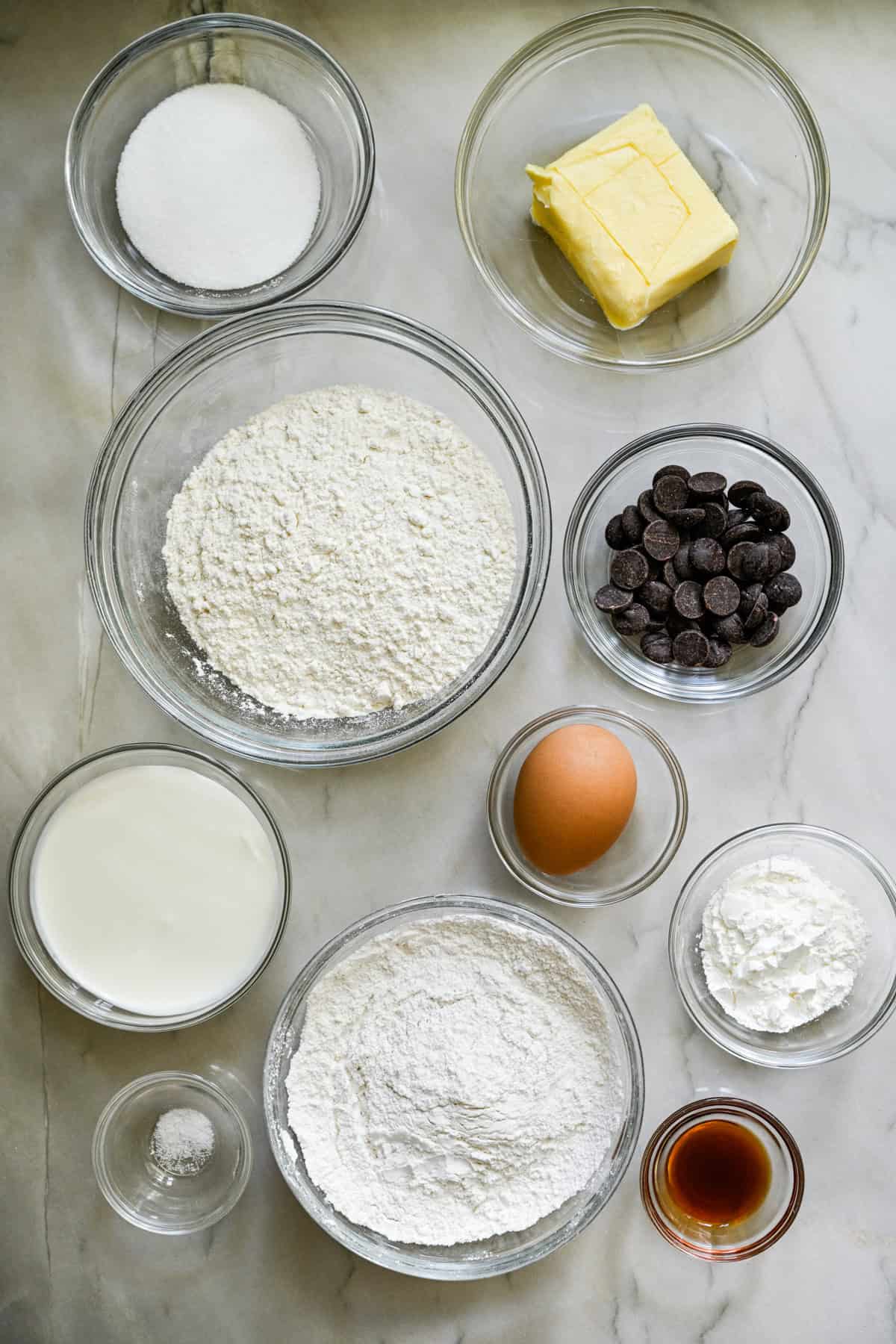 ovanifrån av ingredienser för hemgjorda milanos i separata små glasskålar.