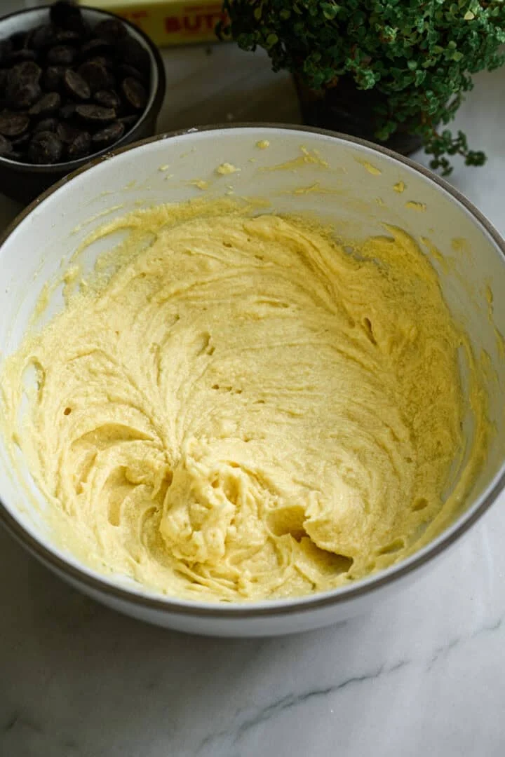 smör, socker och ägg gräddade ihop i en mixerskål.
