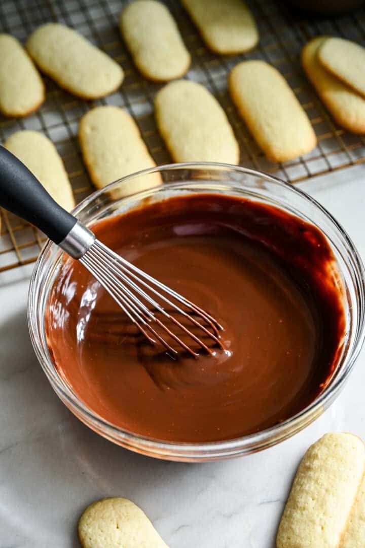 chokladganache i en mixerskål med en visp.