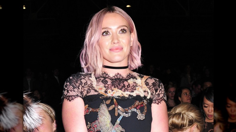 Hilary Duff omgiven av människor 2016