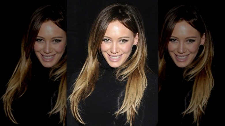 Hilary Duff ler iklädd en svart topp 2011